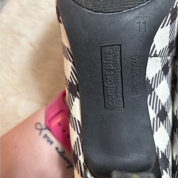 Comfort Plus by Predictions Black and White Houndstooth Heels - Picture 6 of 9